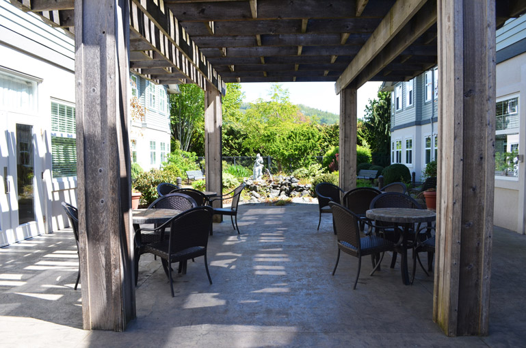 agassiz seniors community courtyard